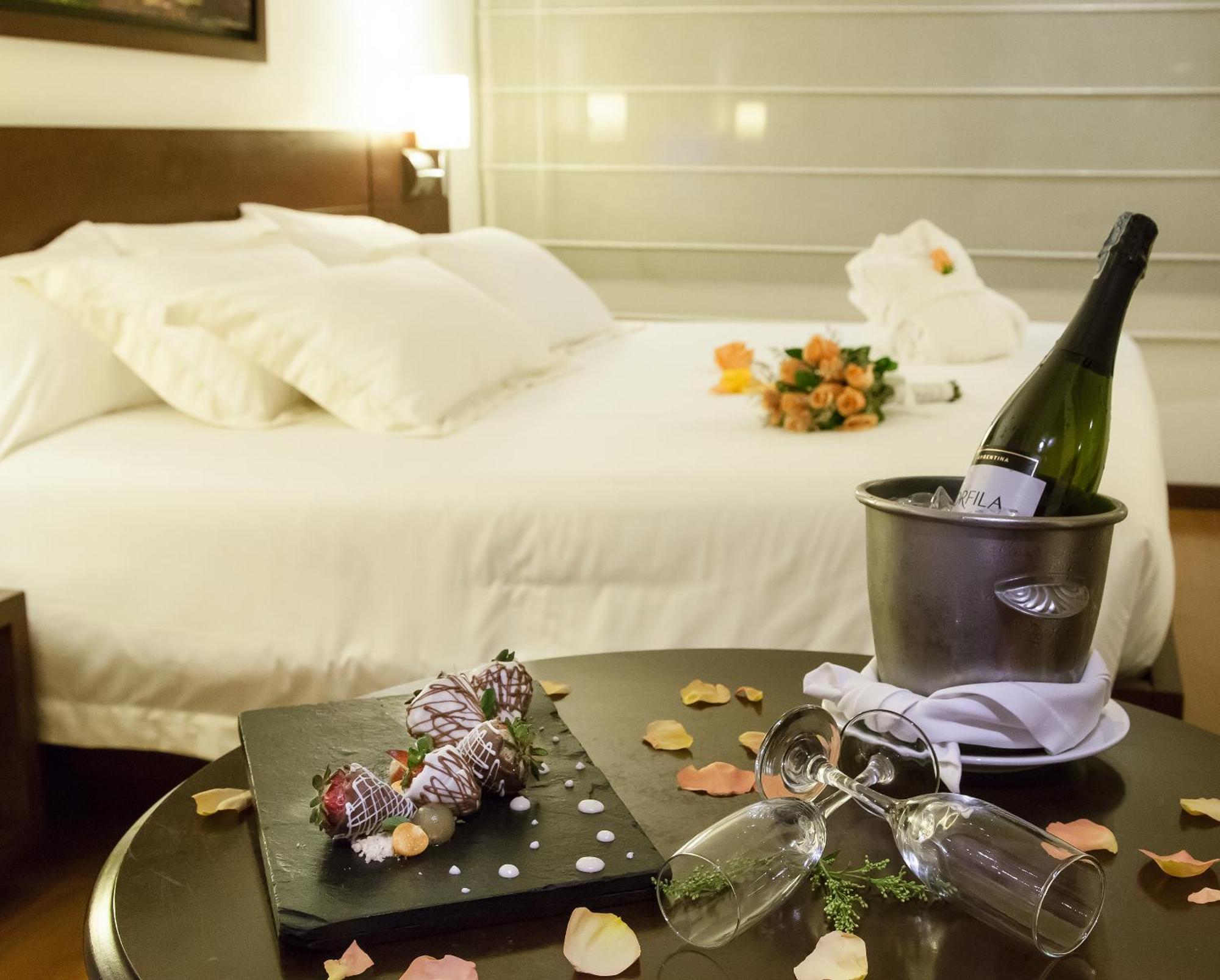 1 King Bed Suite Kitchenette,1277923366:JPEG