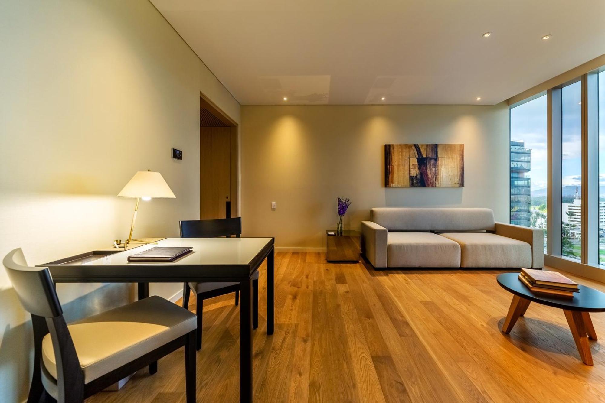 Corner King Suite,1283878678:JPEG