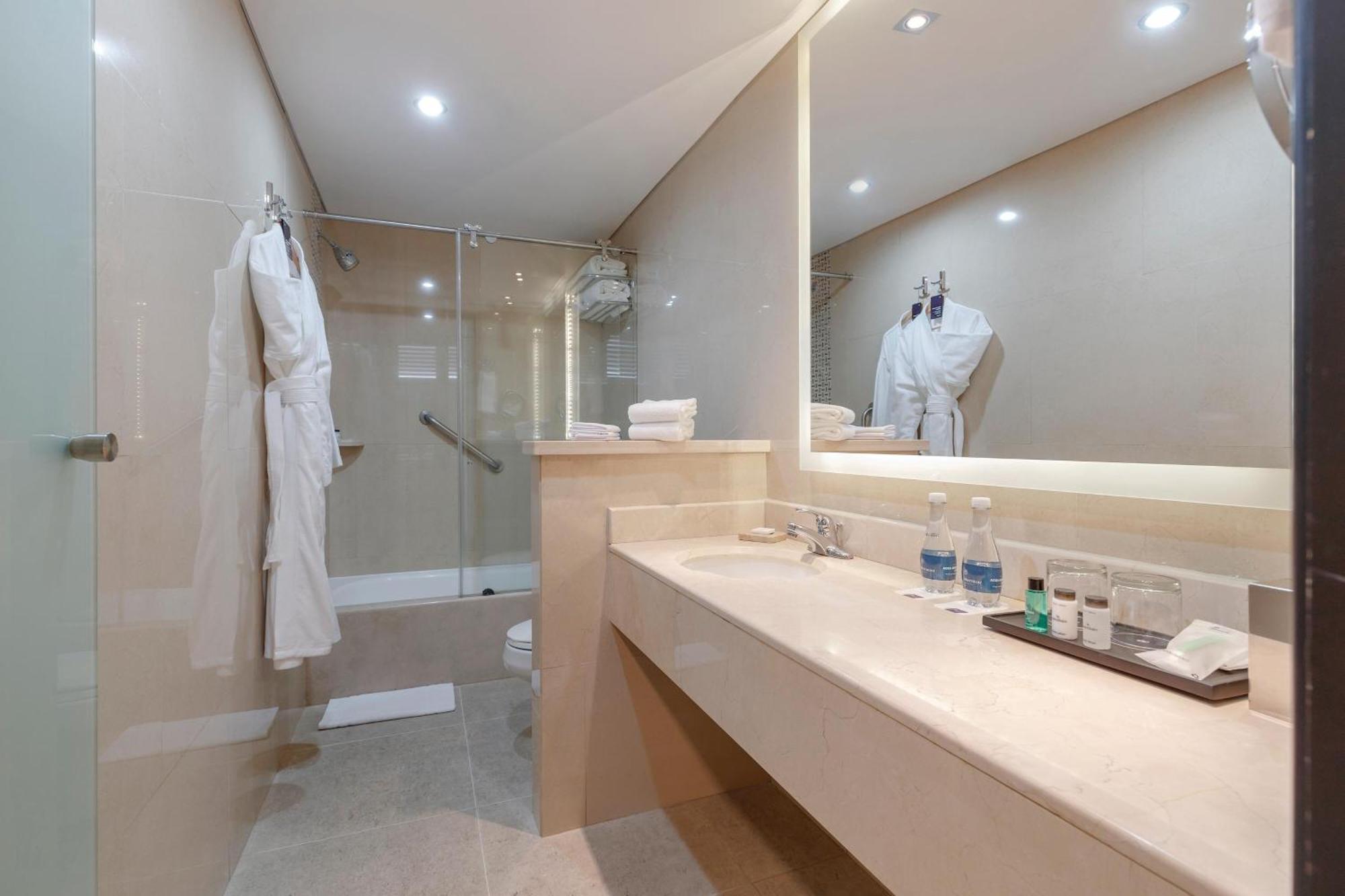 One-Bedroom Large King Suite Club Access or High Floor,1634420692:JPEG